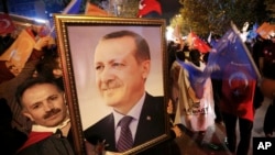 Прихильник Партії справедливості та розвитку з портретом президента Реджепа Таїпа Ердогана