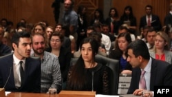 Nadia Murad (tengah) aktivis HAM, bersaksi selama sesi dengar pendapat di depan komite Senate Homeland Security and Governmental Affairs. Capitol Hill, Washington, DC. (foto: Mark Wilson/Getty Images/AFP)