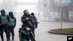 Policías antidisturbios se preparan para enfrentar a manifestantes en Alma Ata, Kazajistán, el 4 de enero de 2022.