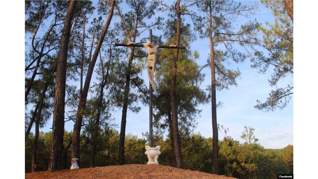 Thánh giá trên Đồi Khổ Nạn từng bị tấn công, đánh cắp năm 2015.
