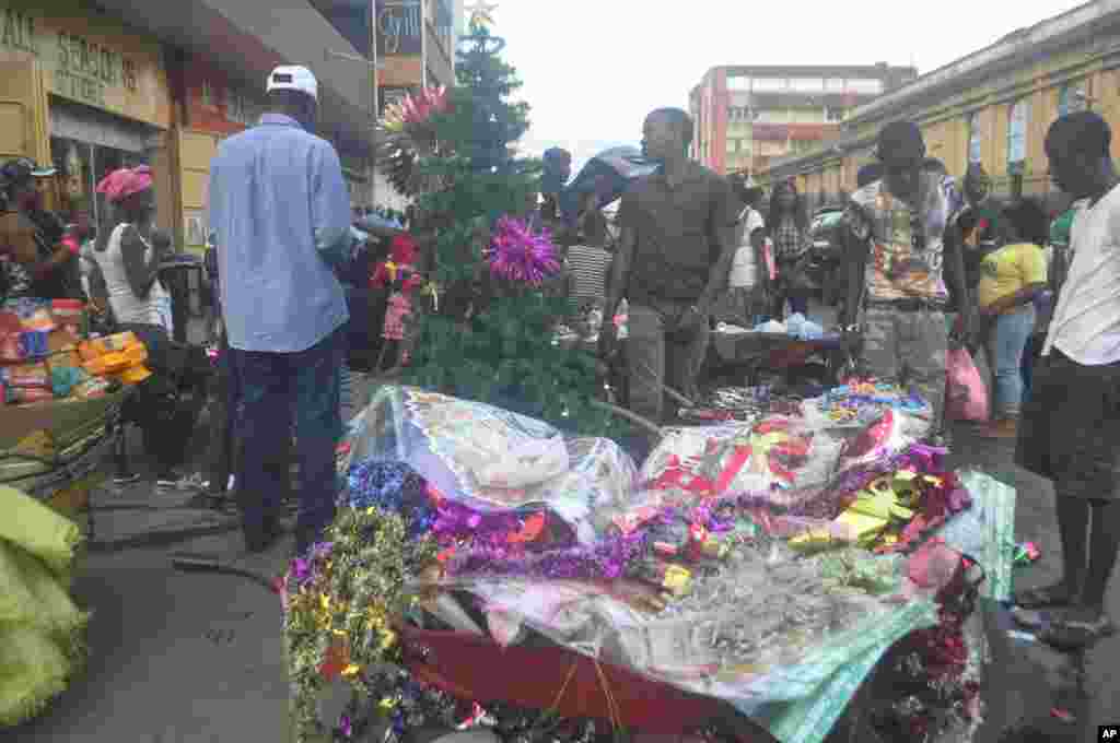 Les Libériens se procurent des articles de Noël dans un marché improvisé à Monrovia, 24 décembre 2014.