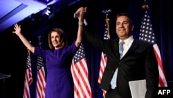 Anggota DPR Partai Demokrat, Ben Ray Lujan (kanan), dan Pemimpin Minoritas DRP Nancy Pelosi merayakan kemenangan Partai Demokrat menguasai DPR AS, di Washington D.C., 7 November 2018. (Foto: AFP)