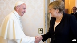 Papa Fransisiko na Chanceliere w’Ubudage Angela Merkel 