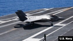 美国海军2018年8月20日在林肯号航母上测试F-35C(美国海军照片）
