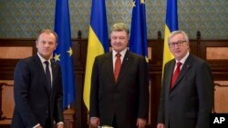 Predsednik Evropskog saveta Donald Tusk, ukrajinski predsednik Petro Porošenko i predsednik EK Žan-Klod Junker na samitu u Kijevu, 27. aprila 2015.