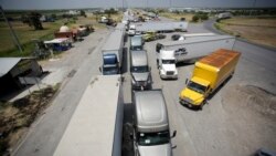 在墨西哥新拉雷多的世贸桥上，卡车排着长队等待边境海关检查，准备进入美国。（资料照片：2020年6月30日）