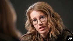 Selebriti Rusia, Ksenia Sobchak, yang menantang Presiden Rusia Vladimir Putin dalam pemilihan presiden 18 Maret, dalam wawancara dengan Associated Press di Moscow, 1 Februari 2018. 