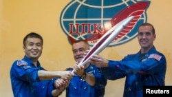 Nova posada Međunarodne svemirske stanice sa olimpijskom bakljom, uoči lansiranja iz Kazahstana
