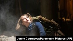 Millicent Simmonds dalam sebuah adegan dari "A Quiet Place Part II." (Jonny Cournoyer/Paramount Pictures via AP)