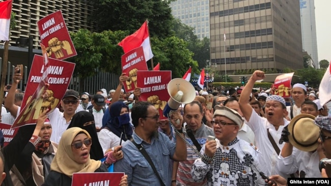 Bawaslu RI dituntut untuk melakukan investigasi terkait dugaan kecurangan dalam Pemilu 2019 oleh sejumlah massa di Jakarta, Jumat (10/5) (foto: VOA/Ghita Intan)