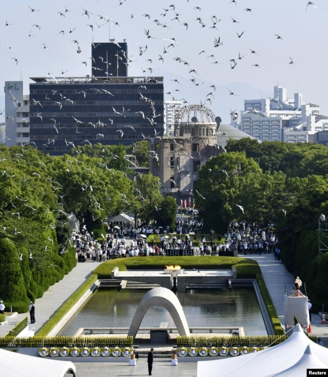 Palomas vuelan sobre el Parque del Recuerdo en Hiroshima, JapÃ³n, el 6 de agosto de 2018.