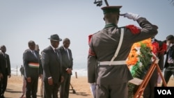 Le président Alassane Ouattara, au centre, réçoit les honneurs militaires à Grand Bassam, 19 mars 2016. (E. Iob/VOA)