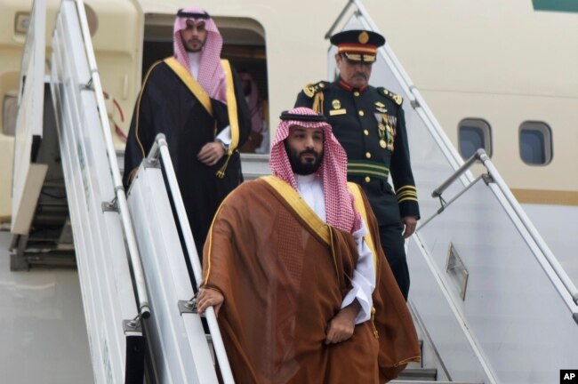 En esta foto provista por la oficina de prensa argentina para el G20, se ve al príncipe heredero de Arabia Saudí, Mohammed bin Salman, a su llegada a Buenos Aires, para la Cumbre del G20. Noviembre 28 de 2018.