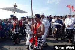 Prosesi sedekah laut di Pantai Parangkusumo, Bantul, Yogyakarta, 26 Oktober 2018. (Foto: VOA/Nurhadi)