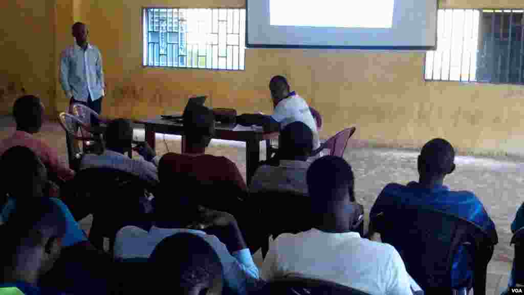 Des jeunes suivent une formation sur Ebola en Guinee.