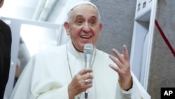 Le pape François parle aux journalistes à bord de l'avion le ramenant en Italie, au terme de son périple aux Etats-Unis, 28 septembre 2015. 