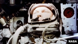 Yon kamera ki te anndan navèt espasyal Mercury "Friendship 7" te pran foto astronòt John H. Glenn Jr. pandan vòl istorik kote li te sikile nan òbit terès la nan dat 20 fevriye 1962.