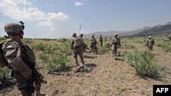 Binh sĩ Hoa Kỳ tuần tra trong vùng đồi núi hẻo lánh trong tỉnh Khost, Afghanistan