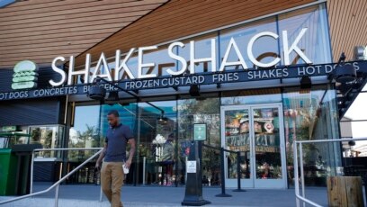 Một cừa hàng Shake Shack đối diện khách sạn New York-New York ở Las Vegas trong tấm ảnh chụp ngày 10/8/2016. Công ty quản lý chuỗi cửa hàng của Mỹ trên toàn thế giới vừa trả lại khoản vay 10 triệu USD mà chính phủ dành cho doanh nghiệp nhỏ trong đại dịch COVID-19.