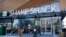 Một cừa hàng Shake Shack đối diện khách sạn New York-New York ở Las Vegas trong tấm ảnh chụp ngày 10/8/2016. Công ty quản lý chuỗi cửa hàng của Mỹ trên toàn thế giới vừa trả lại khoản vay 10 triệu USD mà chính phủ dành cho doanh nghiệp nhỏ trong đại dịch COVID-19.