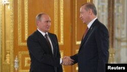 Le président russe Vladimir Poutine et son homologue turc Recep Tayyip Erdogan à Istanbul, en Turquie, le 10 octobre 2016.