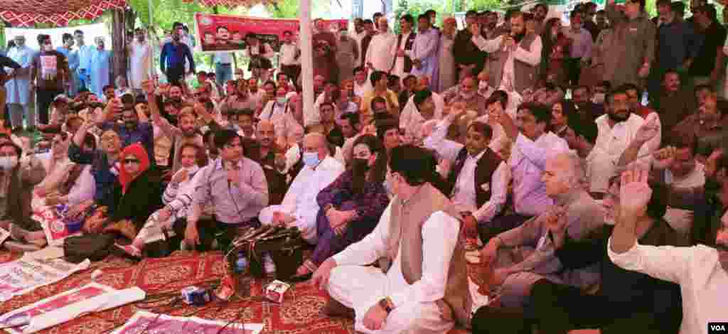 حکومتِ پاکستان کا مؤقف ہے کہ پاکستان مجوزہ 'میڈیا ریگولیٹری اتھارٹی' بل کے نفاذ کے بعد صحافیوں کو تنخواہوں کی ادائیگی کے مسائل میں کمی ہو گی۔