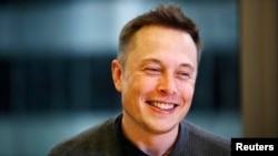 Elon Musk, Chief Executive of Tesla Motors and SpaceX, smiles during the Reuters Global Technology Summit in San Francisco June 18, 2013. REUTERS/Stephen Lam (UNITED STATES - Tags: BUSINESS SCIENCE TECHNOLOGY TRANSPORT) - RTX10SOT