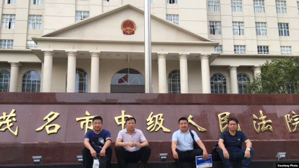 2021年4月15日，辩护人包龙军、谢阳、任全牛、覃臣寿（左至右）到茂名市中院提出排除非法证据、要求侦查人员出庭作证等请求。（包龙军推特图片）(photo:VOA)
