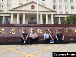 2021年4月15日，辩护人包龙军、谢阳、任全牛、覃臣寿（左至右）到茂名市中院提出排除非法证据、要求侦查人员出庭作证等请求。（包龙军推特图片）