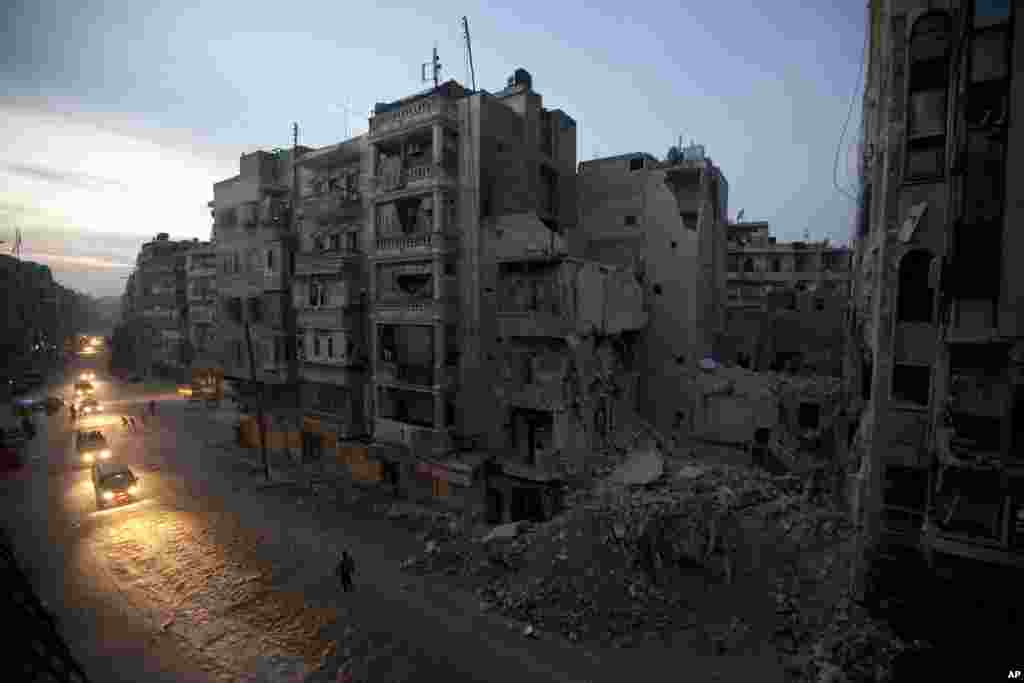 Cae la noche frente a las ruinas del hospital Dar Al-Shifa.