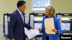 El candidato republicano Mitt Romney y su esposa Ann terminan de llenar sus papeletas de votación, en Belmont, Massachusetts, el 6 de noviembre.