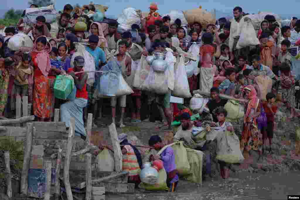 Arakanlı mülteciler Bangladeş&#39;te kendilerine kalacak yer gösterilmesini bekliyor.&nbsp;