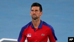 Reakcija svetskog tenisera broj jedan Novaka Đokovića nakon što je izgubio meč od Nemca Aleksandra Zverova, u meč polufinala na Olimpijskim igrama u Tokiju, Japan, 30. jula 2020. (AP Photo/Seth Wenig)