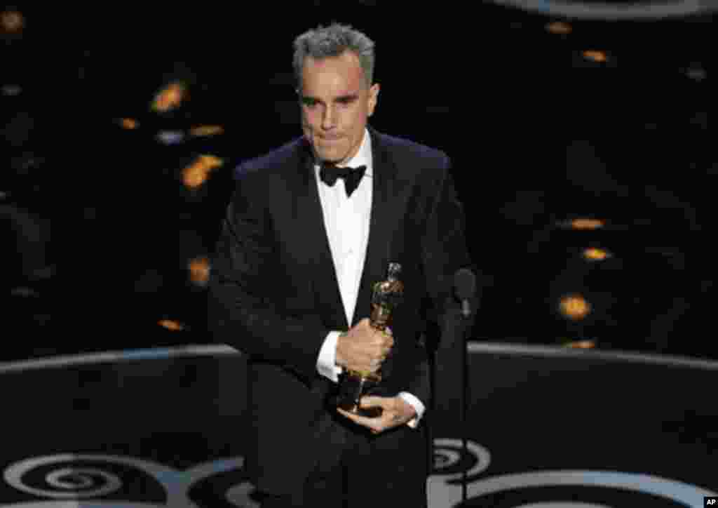 Daniel Day-Lewis menerima penghargaan sebagai aktor terbaik untuk film &quot;Lincoln&quot; pada Academy Awards ke-85 di Dolby Theatre, Los Angeles (24/2). (AP/Chris Pizzello/Invision)