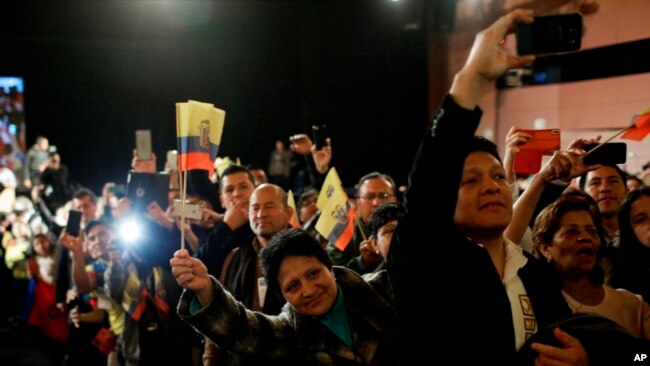 En Ecuador, los votantes también se pronunciarán sobre una consulta popular impulsada por el Ejecutivo, que busca prohibir a los servidores públicos tener dinero o bienes en paraísos fiscales.