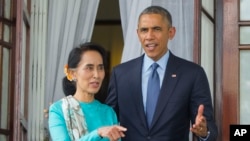 باراک اوباما در کنار آنگ سان سوچی، پس از خروج از خانه رهبر اپوزیسیون میانمار و پیش از برگزاری کنفرانس خبری در روز جمعه