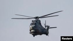 지난 27일 터키 공군 헬리콥터가 남부 도시 아다나를 비행하고 있다.