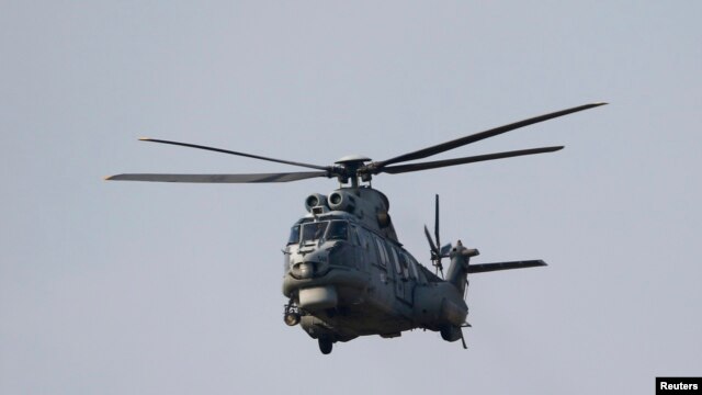 Un helicóptero AS-532AL Cougar de la fuerza aérea turca despega de la base aérea Incirlik en el sur de Turquía.