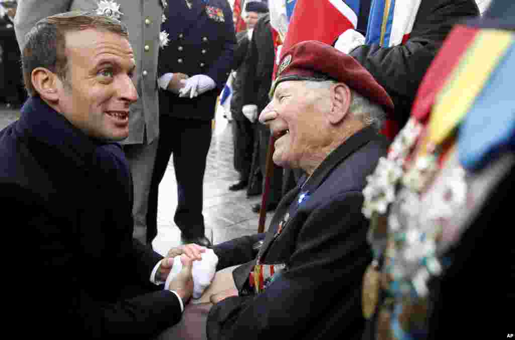 دیدار امانوئل ماکرون، رئیس جمهوری فرانسه، با کهنه سربازان این کشور در سالگرد پیروزی متفقین بر آلمان نازی در جنگ جهانی دوم