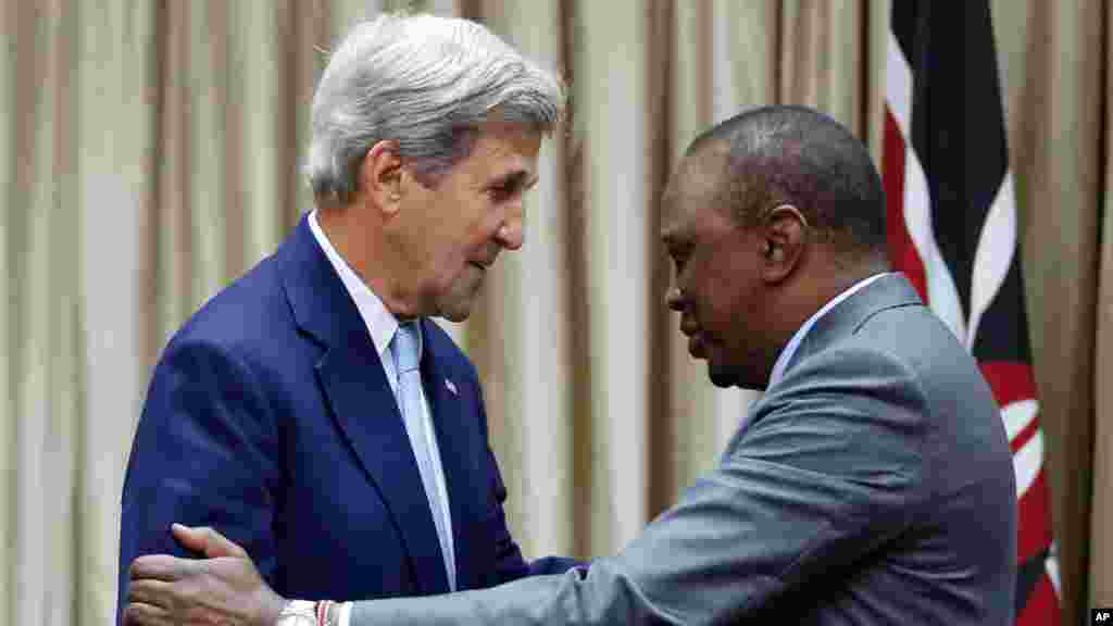Le secrétaire d'Etat américain John Kerry, est accueilli par le président kényan Uhuru Kenyatta avant leurs entretiens bilatéraux à la State House, Nairobi, le 22 août 2016.