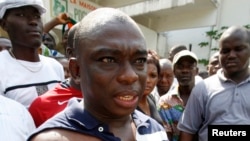 Kouadio Konan Bertin, président de la jeunesse du parti de l'opposition du candidat à la présidentielle Henri Konan Bédié, parle après l'affrontement entre des jeunes de l’opposition et la police dans la région Cocody d'Abidjan, Côte d'Ivoire, le 13 Janvier 2010. 