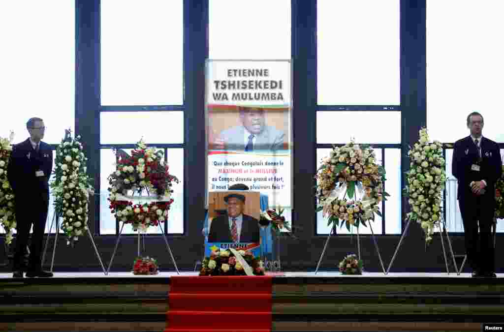 Des agents de sécurité assurent la protection du cercueil d'Etienne Tshisekedi, lors d'une cérémonie en son honneur, à Bruxelles, en Belgique, le 5 février 2017.