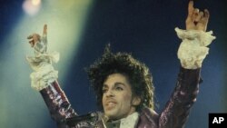 Ca sĩ nhạc Rock Prince biểu diễn tại The Forum ở Inglewood, California, ngày 18 tháng 2 năm 1985.