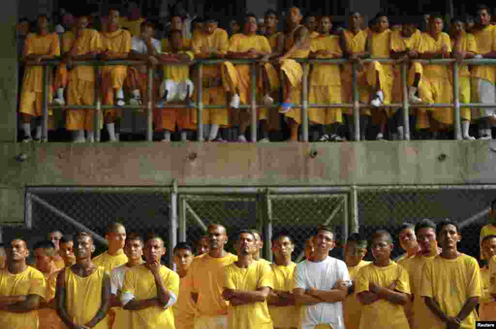 Pandilleros de la mara Barrio 18, durante una misa en la prisión de Izalco, a 65 kilómetros de San Salvador. Los homicidios han disminuido sensiblemente desde los primeros acuerdos entre pandillas rivales.