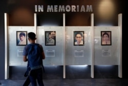 Seorang mahasiswa melihat potret empat mahasiswa yang tewas dalam kekacauan politik tahun 1998 di sebuah museum kecil yang didedikasikan untuk mereka di dalam kampus Universitas Trisakti di Jakarta, 9 Mei 2018.