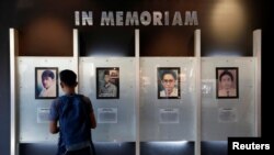 Seorang mahasiswa memperhatikan potret empat mahasiswa yang terbunuh dalam kerusuhan politik 1998 di sebuah museum kecil yang didedikasikan untuk mereka di dalam kampus Universitas Trisakti di Jakarta, Indonesia, 9 Mei 2018. 