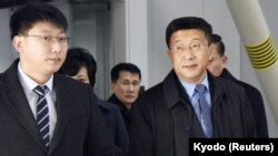 2019年2月19日朝鲜美国事务特使金赫澈(右)在前往越南首都河内的途中抵达北京国际机场。