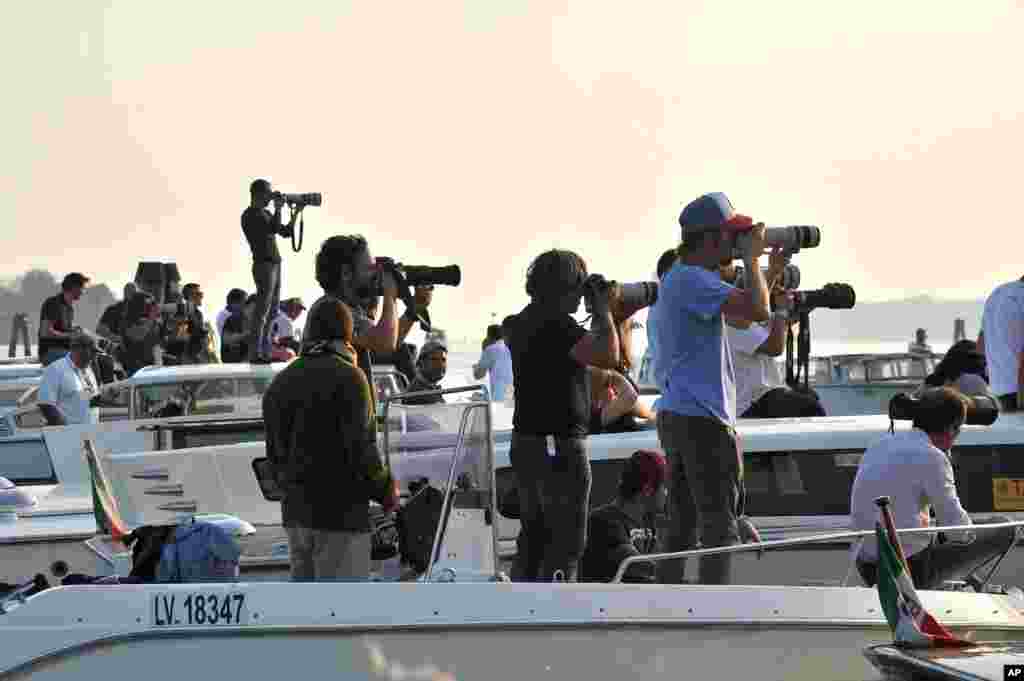 Para fotografer bersiap menangkap foto George Clooney dalam perjalanannya menuju upacara pernikahan dengan&nbsp;Amal Alamuddin di Venesia, Italia (27/9).&nbsp;(AP/Luigi Costantini) 