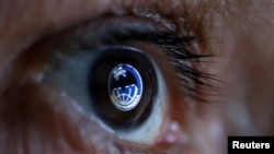 Logo Dinas Intelijen Rusia, GRU, tampak di bayangan bola mata dalam foto ilustrasi, 4 Oktober 2018.