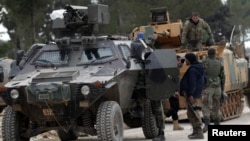 지난 4일 시리아 알바브 지역에서 터키 군의 지원을 받는 시리아 반군들이 이동하고 있다.